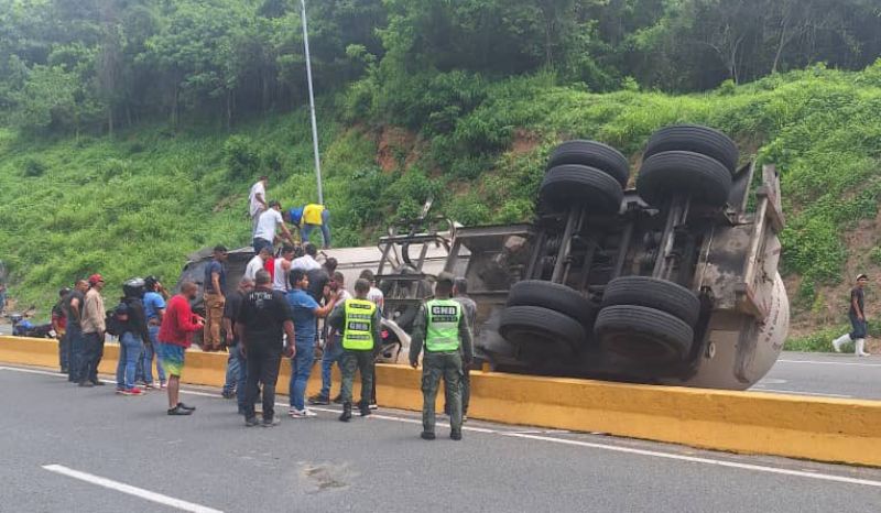 Gandola de gas cayó sobre un vehículo en la ARC +FOTOS