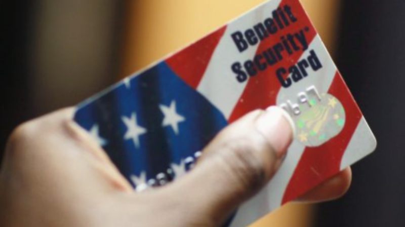 Nueva York entrega tarjeta alimenticia de $350 a migrantes