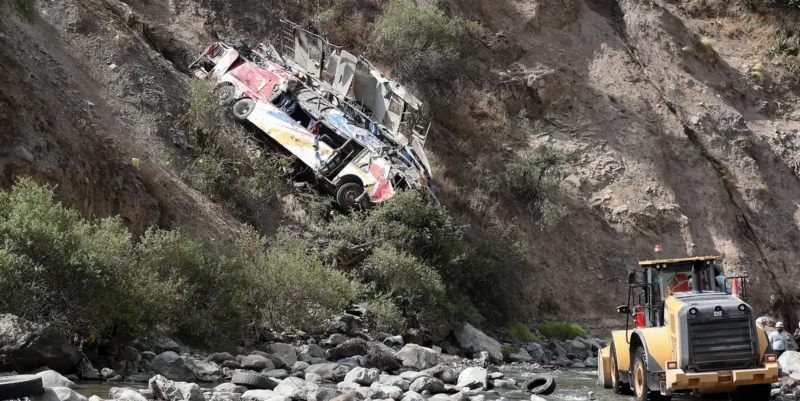Al menos 26 muertos por caída de bus a un abismo en Perú
