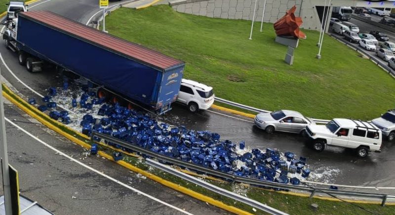 Gandola cargada de cervezas volcó en Los Ruices +FOTOS