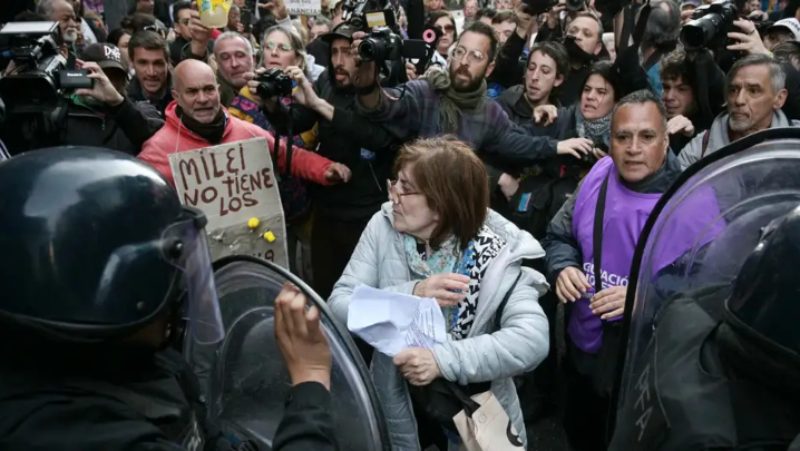 Policía reprime a jubilados en Argentina por cierre de calles