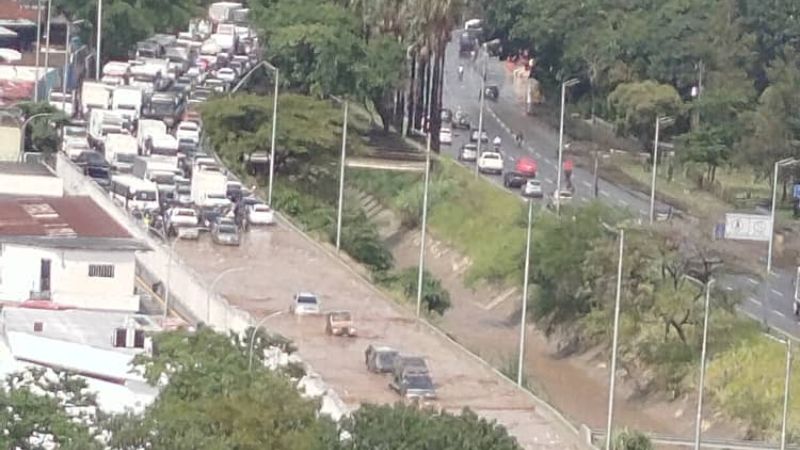 Fuertes lluvias causan caos en Caracas +VIDEOS