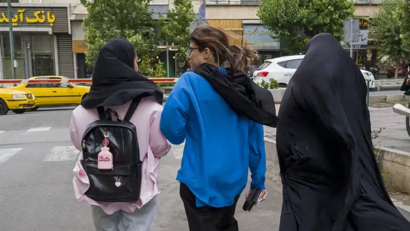 Le dispararon y la dejaron paralítica por no usar hiyab en Irán