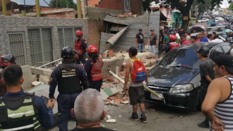 Un muerto y tres heridos al desplomarse pared en Nueva Caracas