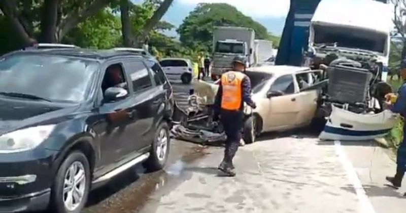 Siete heridos tras colisión múltiple entre 16 vehículos en Yaracuy