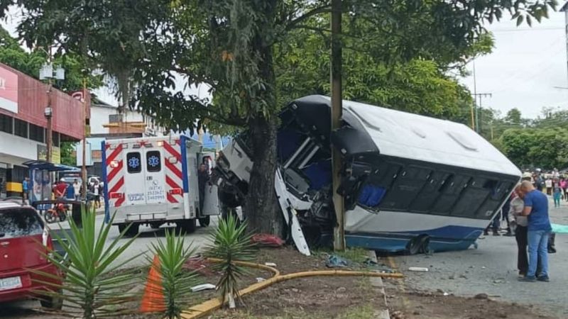 Cinco fallecidos y 10 heridos dejó accidente de tránsito en Mérida