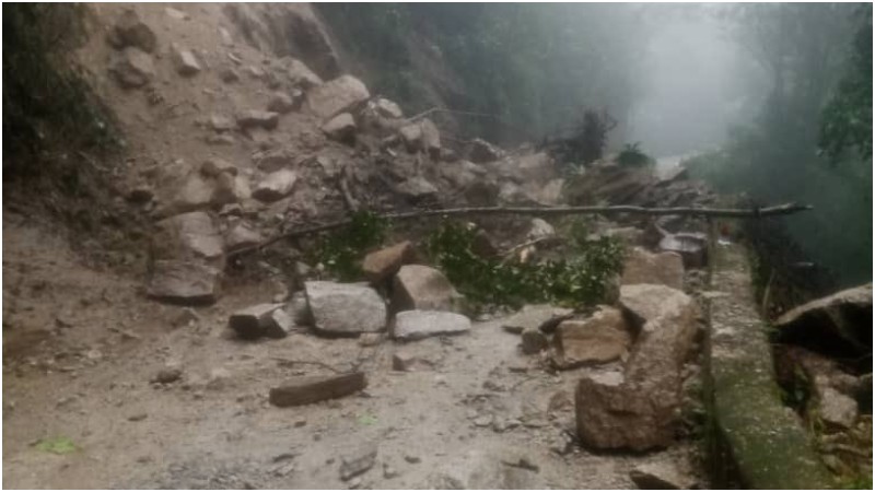 Choroní incomunicado por derrumbe de la carretera