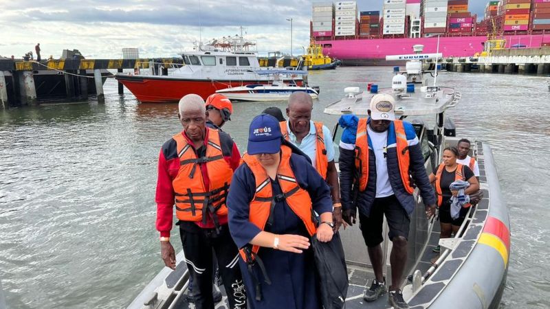 Roban y lanzan a mar abierto a 16 turistas en Colombia