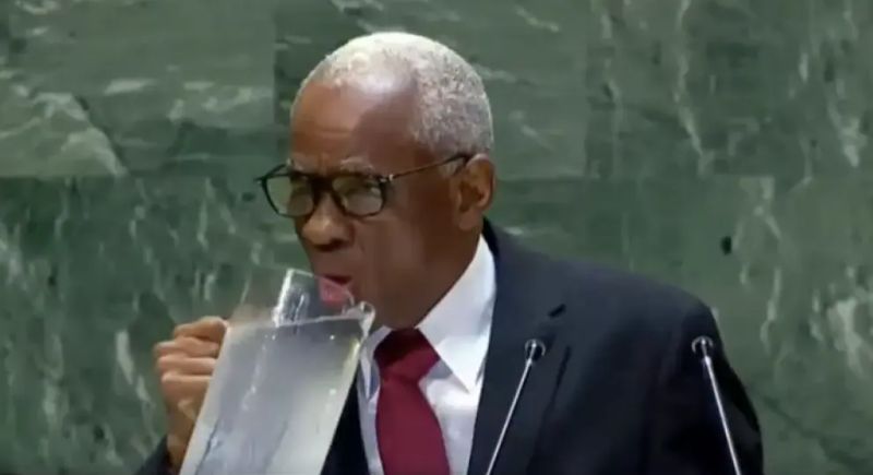 Funcionario de Haití se viraliza al beber agua de una jarra +VIDEO