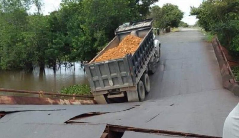 Barinas y Apure incomunicados tras colapsar puente Maporal