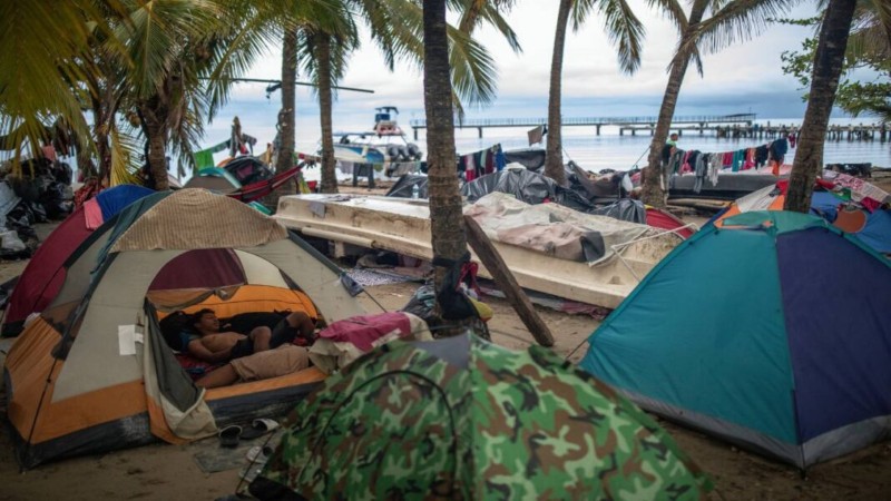 Evacuan a migrantes gravemente enfermos en playa de Panamá