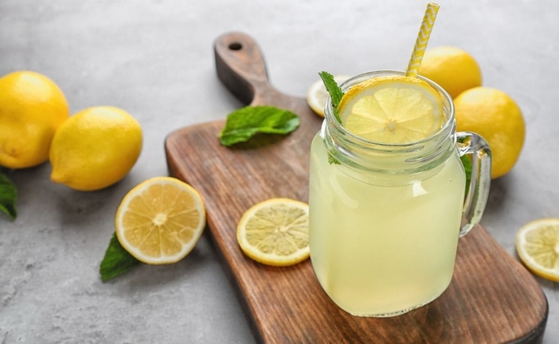 El jugo de limón es beneficioso por contener vitamina C.