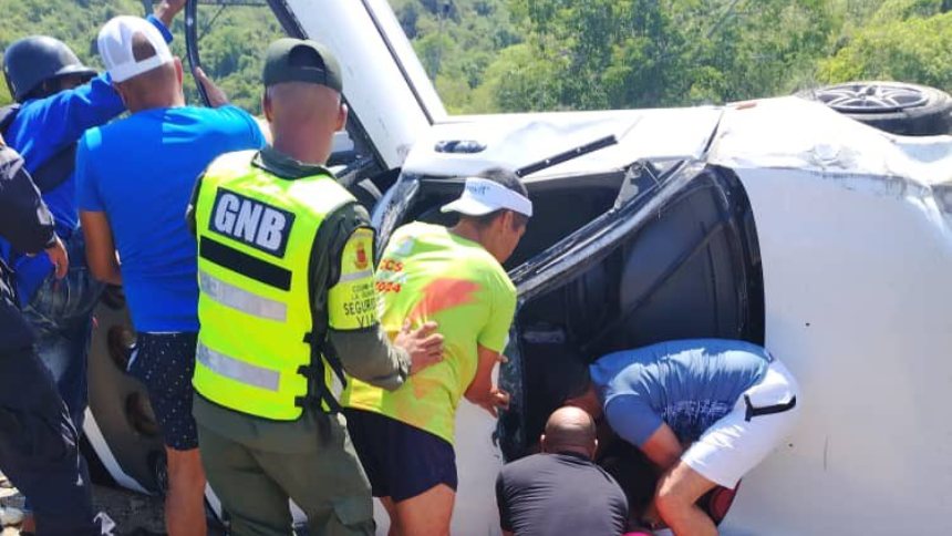 Ocho heridos en la Caracas - La Guaira: un carro volcó y casi cae al vacío