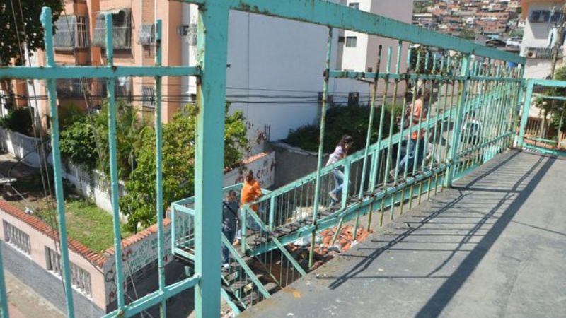 Abuelo amaneció colgado en una pasarela de Catia La Mar