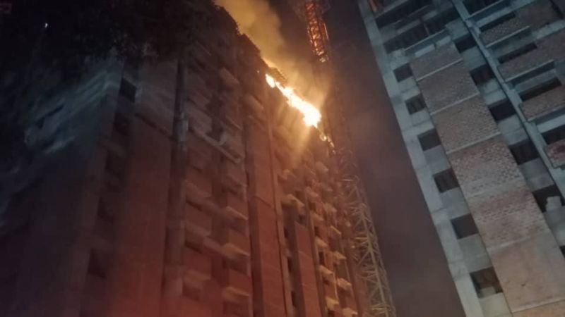 Incendio afecta edificio en Fuerte Tiuna