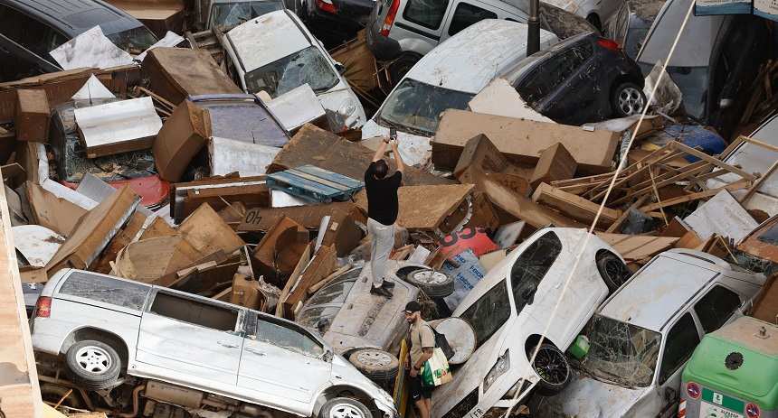 Cifra de fallecidos en España aumentó a 222 tras inundaciones