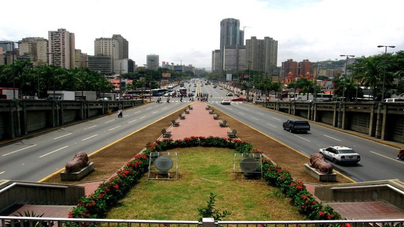 Multas de 30 euros por manejar en aceras y plazas de Caracas +Detalles