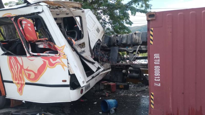 Ocho heridos dejó colisión entre bus y gandola en Carabobo