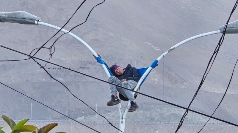 Venezolano fue rescatado de un poste de alumbrado en Chile