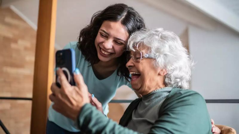 Redes sociales ayudarían a prevenir depresión en adultos mayores