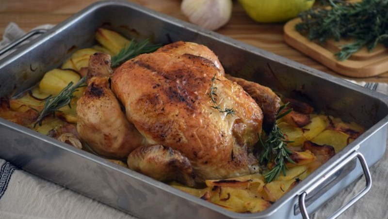 Pollo al horno jugoso y dorado para Navidad: te damos la receta