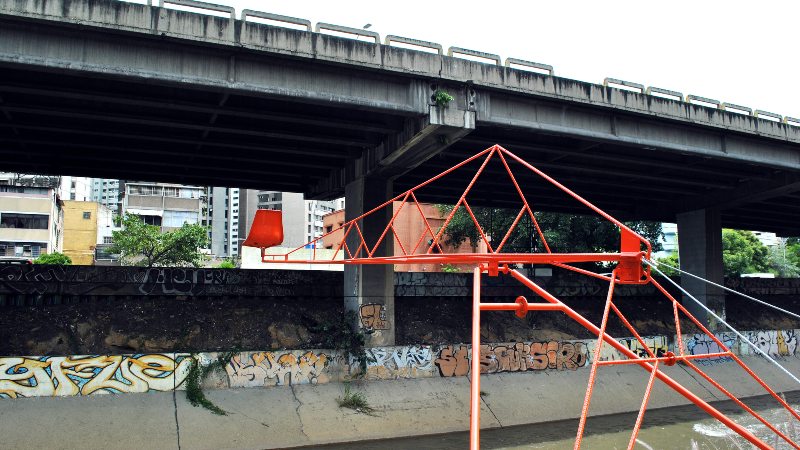 Por esta razón hay una silla sobre el Río Guaire a la altura de Bello Monte