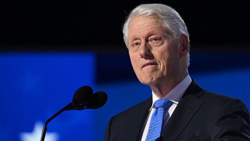Expresidente Bill Clinton es hospitalizado por presentar "fiebre"