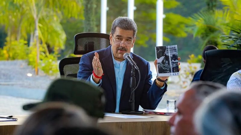 Maduro pide a los científicos venezolanos regresar al país