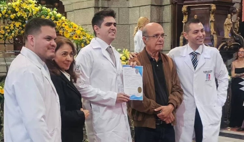 Estudiantes de medicina reciben imposición de batas en Mérida