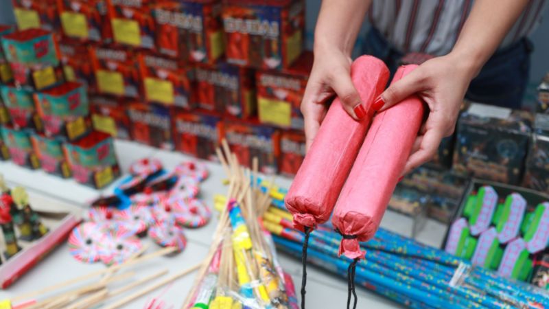 Esta es la dura sanción para quienes vendan fuegos artificiales a menores