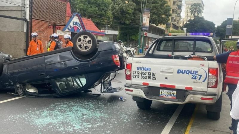 Cámaras de seguridad captaron aparatoso volcamiento en Chacao