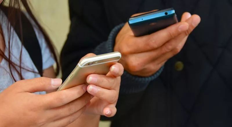 Brasil prohíbe uso de celulares en escuelas y colegios