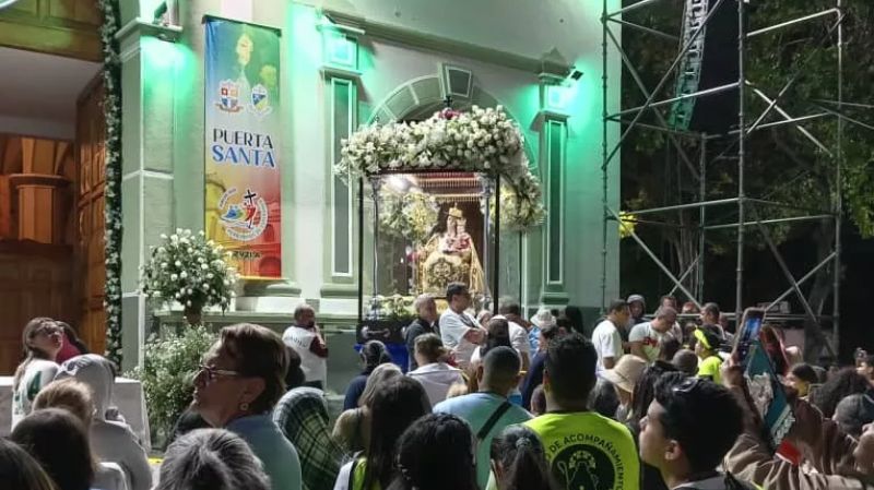 Rosas y azucenas adornan trono de la Divina Pastora