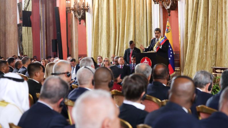 Maduro convoca "gran diálogo incluyente" tras toma de posesión