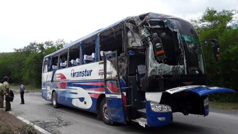 Dos muertos y 60 heridos dejó choque de dos autobuses en Cuba