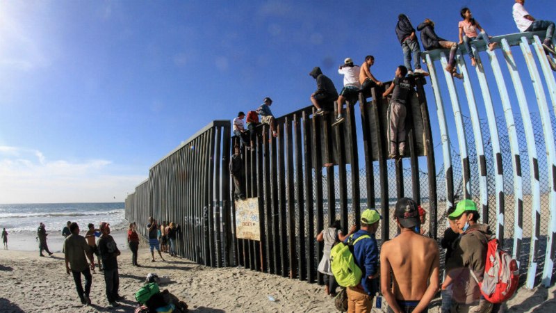 Migrantes estarían huyendo de EEUU ante amenazas de deportaciones de Trump +Detalles