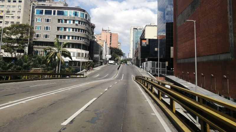 Caracas amaneció con calles cerradas y tarimas este 10E