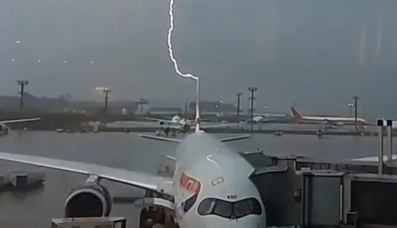 El momento en que un rayo impacta un avión en Brasil +VIDEO