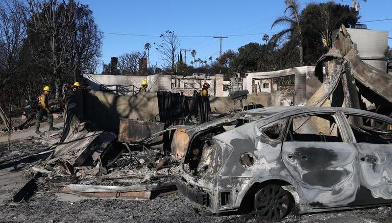Mueren 27 personas en incendios forestales de Los Ángeles