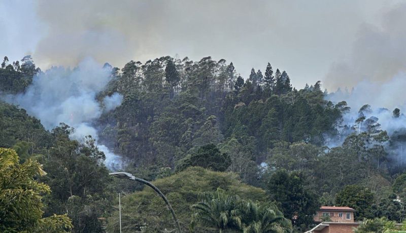 Dos fallecidos al estrellarse una avión en Caracas +VIDEO
