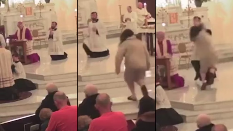 El momento en que un hombre atacó a un sacerdote en plena misa