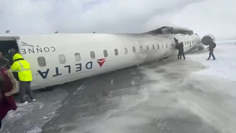 Avión se estrelló en Aeropuerto de Toronto: quedó boca abajo