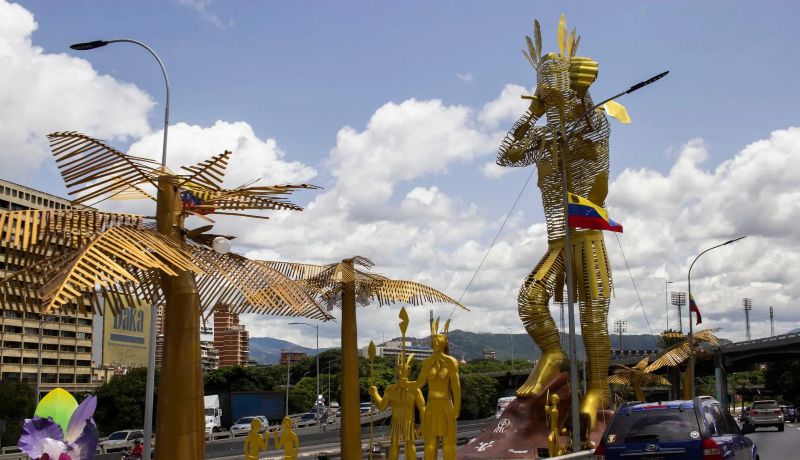 Quitaron escultura del Cacique Guaicapuro de la autopista en Caracas +VIDEO