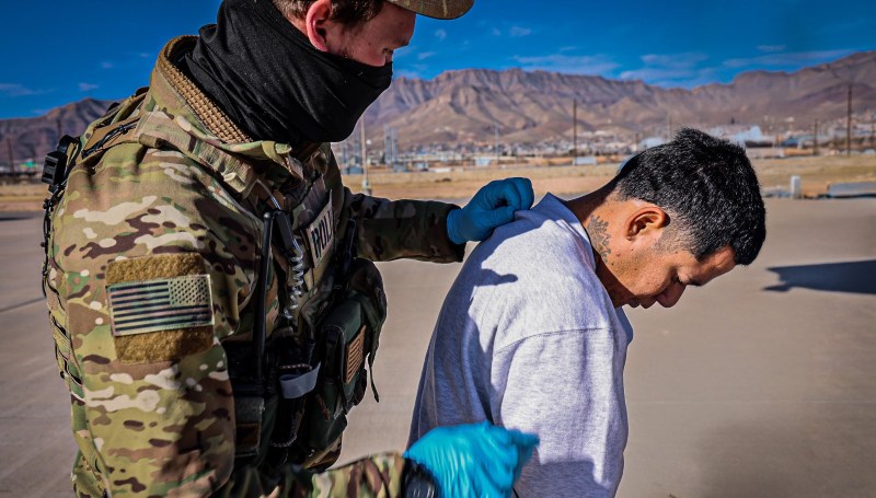 Llegaron a Guantánamo los "peores migrantes ilegales" en EEUU +FOTOS