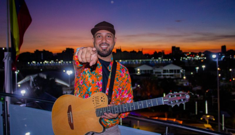 Ernesto Luis, Sandino Primera y Ensamble B11 se encuentran en ‘Ay mi amor’