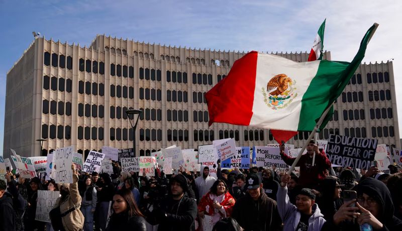Detenidas por hablar español: el sesgo de las redadas en EEUU