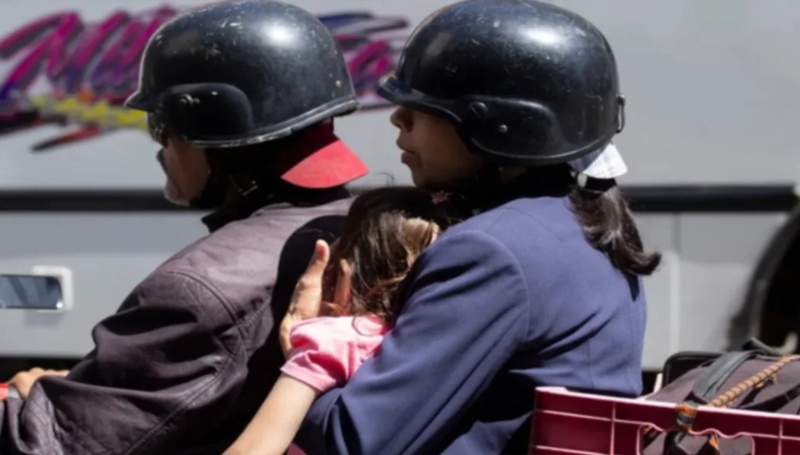 Prohibieron el traslado de niños en moto a La Guaira