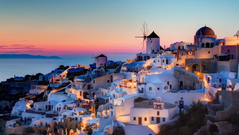 Desalojan la isla griega Santorini por cadena de 600 temblores