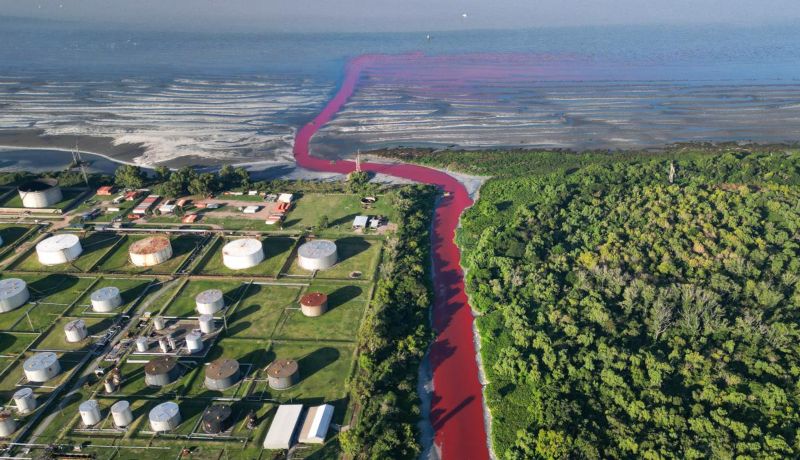 ¿Extraño fenómeno? Río Sarandí se tiñó de rojo en Argentina +VIDEO