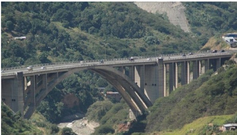 Hombre se lanzó al vacío en la autopista Caracas - La Guaira